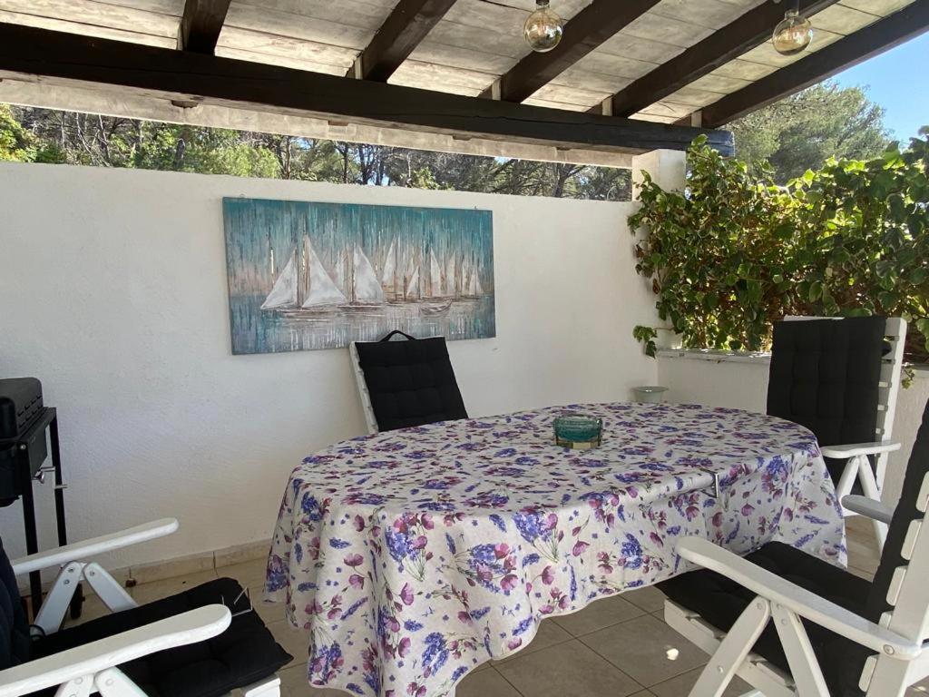 Apartment In Maslinica 70M From The Sea מראה חיצוני תמונה