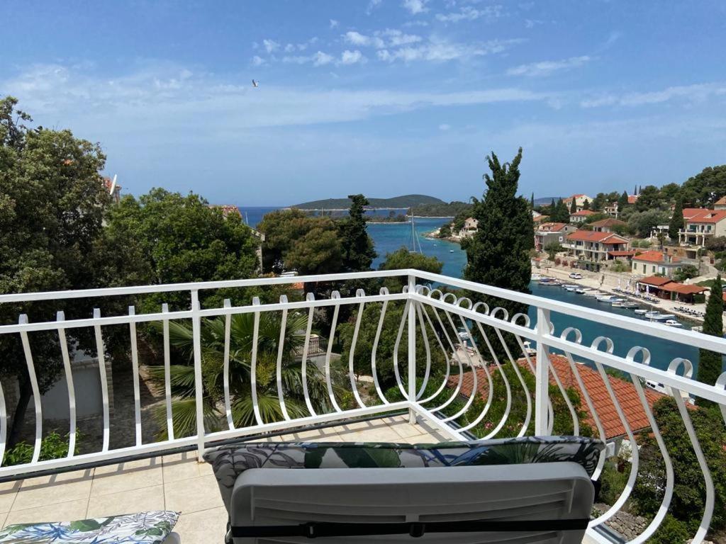 Apartment In Maslinica 70M From The Sea מראה חיצוני תמונה
